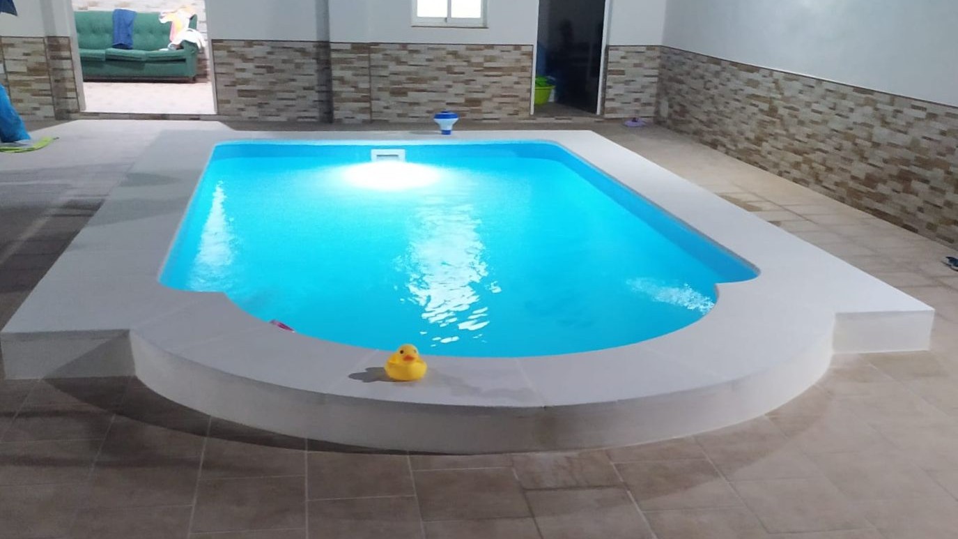 ¿Sabes cómo se instala una piscina de poliéster?