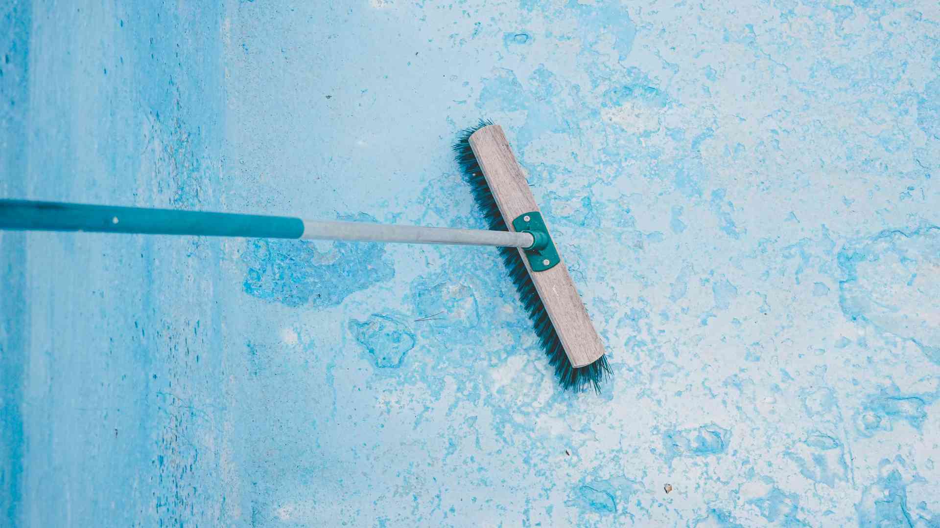 ¿Sabes cómo reparar las grietas, fisuras y desconchones de tu piscina?